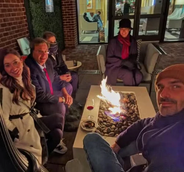 Eduardo e Heloisa com amigos por Reprodução