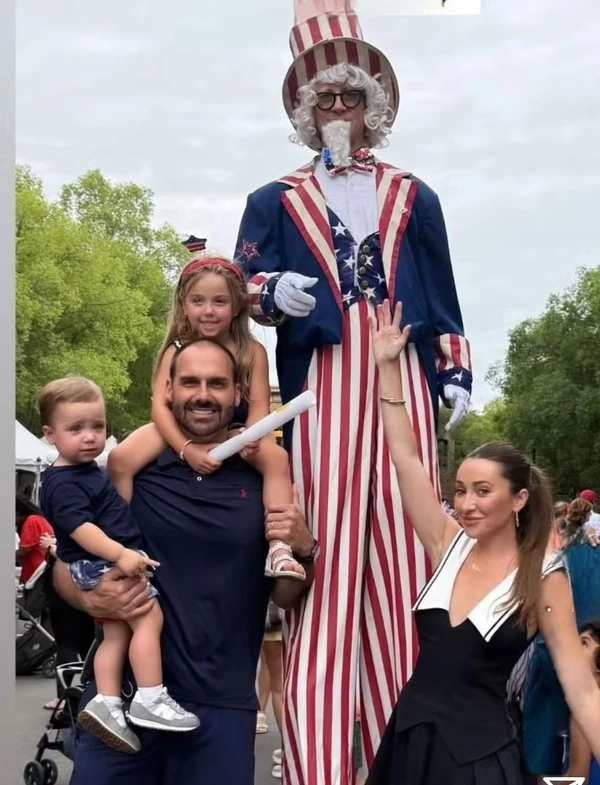 Família de Eduardo Bolsonaro está vivendo nos EUA por Reprodução