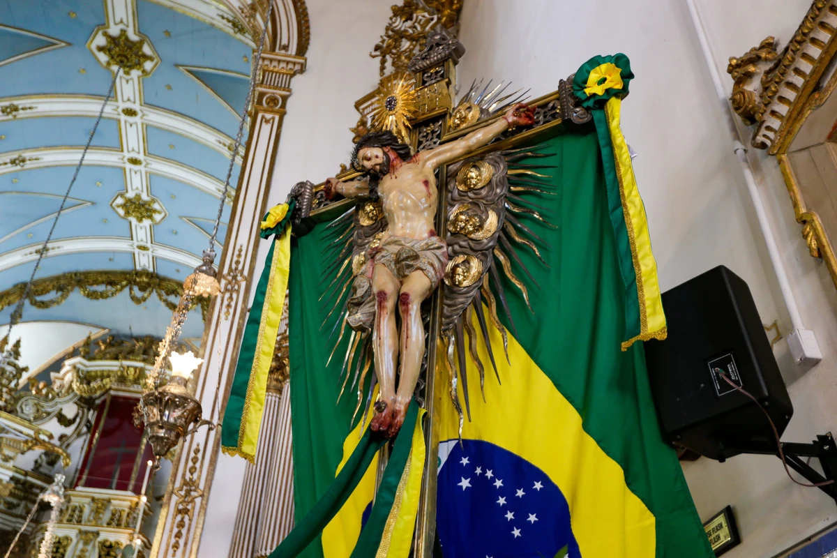 Imagem do Senhor do Bonfim fica exposta ao público na nave central da Basílica