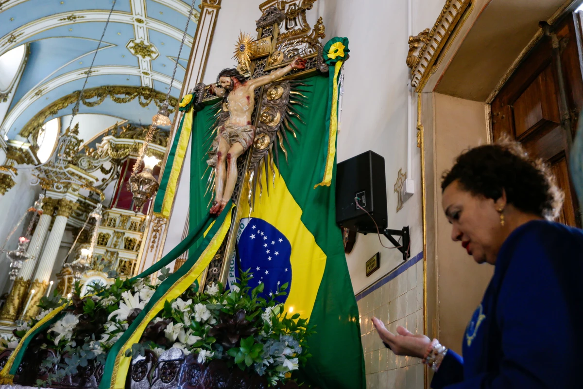 Imagem do Senhor do Bonfim fica exposta ao público na nave central da Basílica por Arisson Marinho/CORREIO