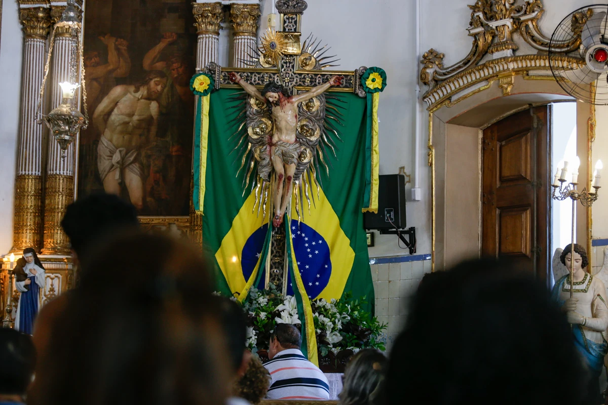 Imagem do Senhor do Bonfim fica exposta ao público na nave central da Basílica por Arisson Marinho/CORREIO