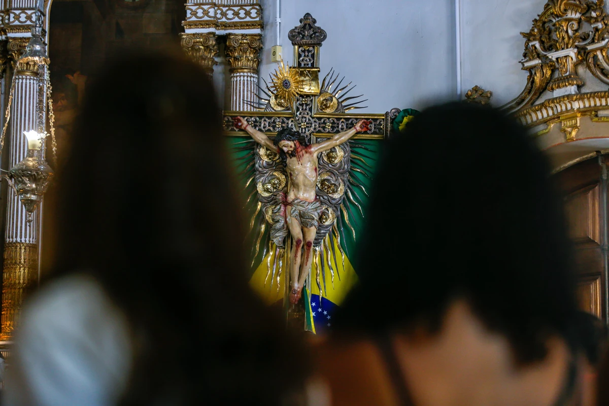 Imagem do Senhor do Bonfim fica exposta ao público na nave central da Basílica por Arisson Marinho/CORREIO