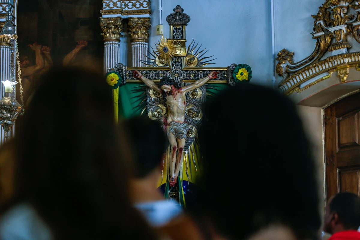 Imagem do Senhor do Bonfim fica exposta ao público na nave central da Basílica por Arisson Marinho/CORREIO