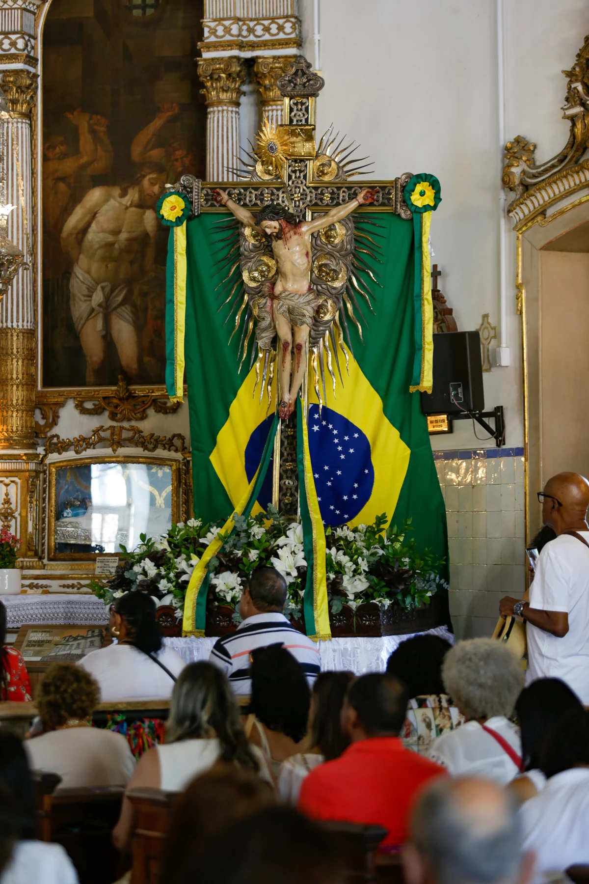 Imagem do Senhor do Bonfim fica exposta ao público na nave central da Basílica por Arisson Marinho/CORREIO