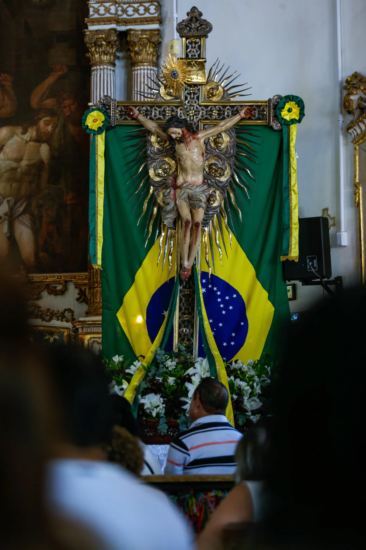 Imagem do Senhor do Bonfim fica exposta ao público na nave central da Basílica por Arisson Marinho/CORREIO