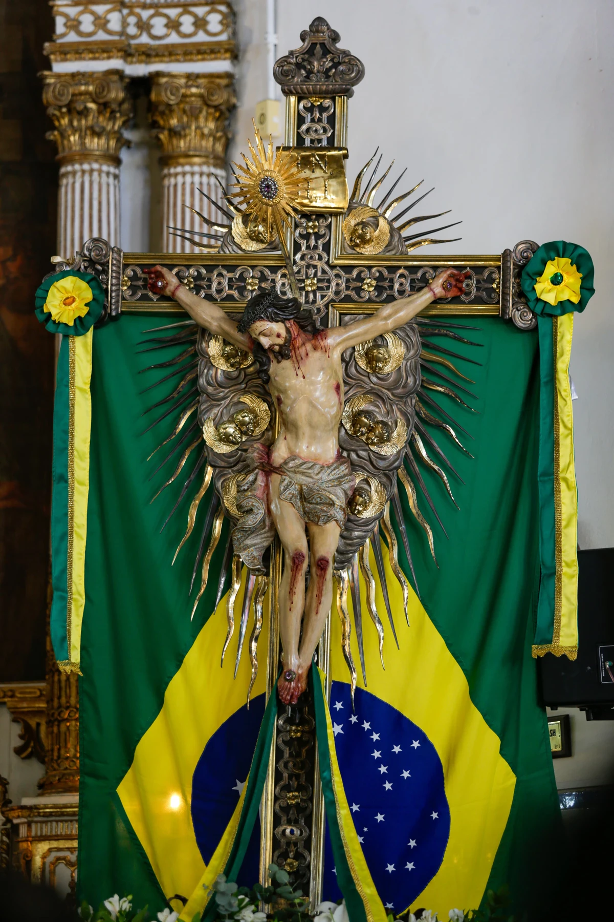 Imagem do Senhor do Bonfim fica exposta ao público na nave central da Basílica por Arisson Marinho/CORREIO