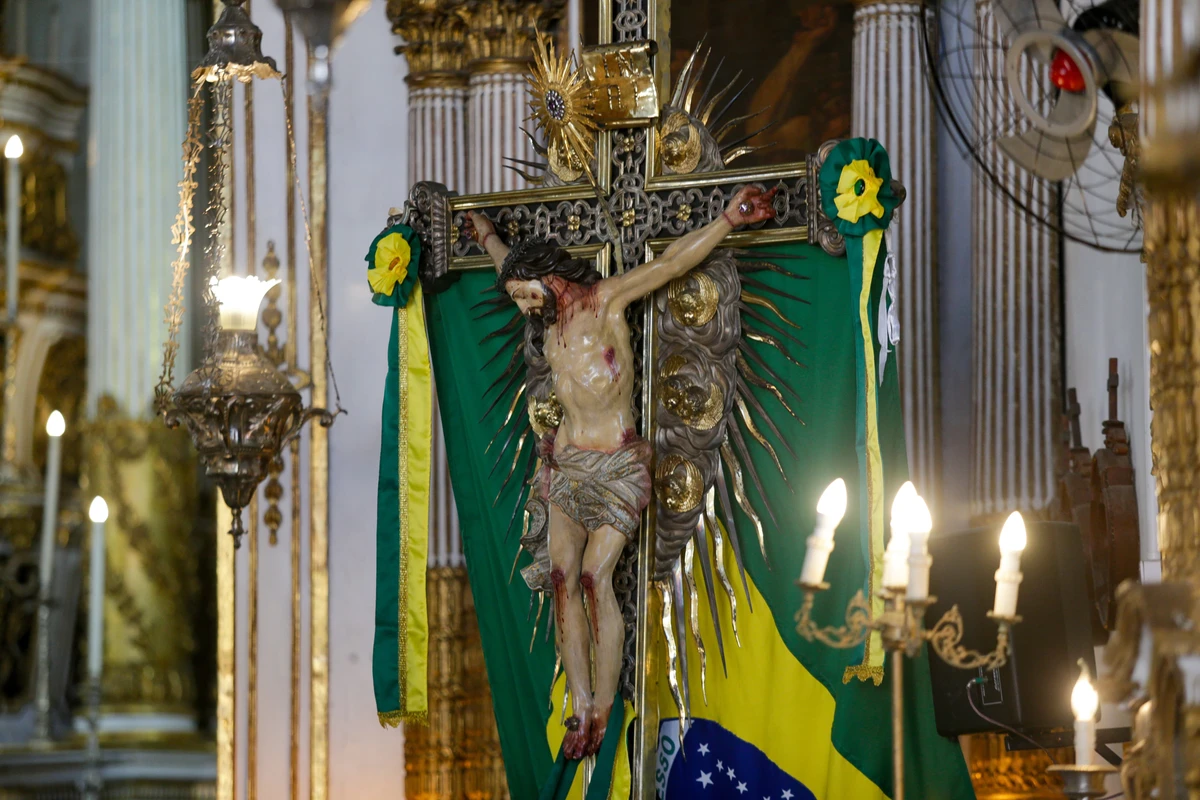 Imagem do Senhor do Bonfim fica exposta ao público na nave central da Basílica por Arisson Marinho/CORREIO