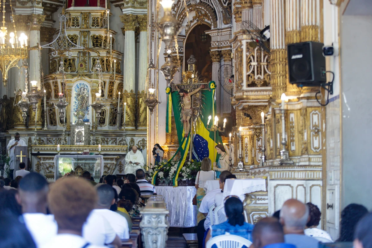 Imagem do Senhor do Bonfim fica exposta ao público na nave central da Basílica por Arisson Marinho/CORREIO