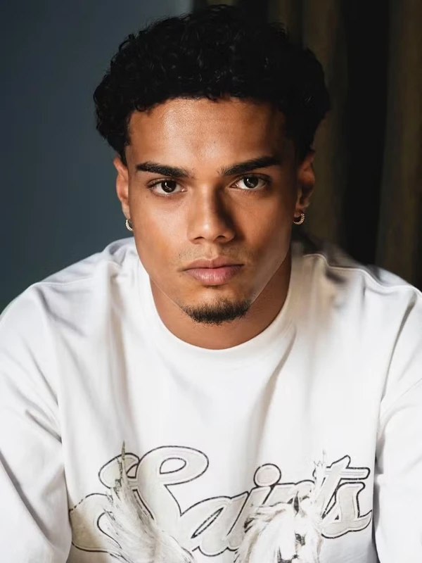 João Mendes vira modelo em campanha por Reprodução/Instagram
