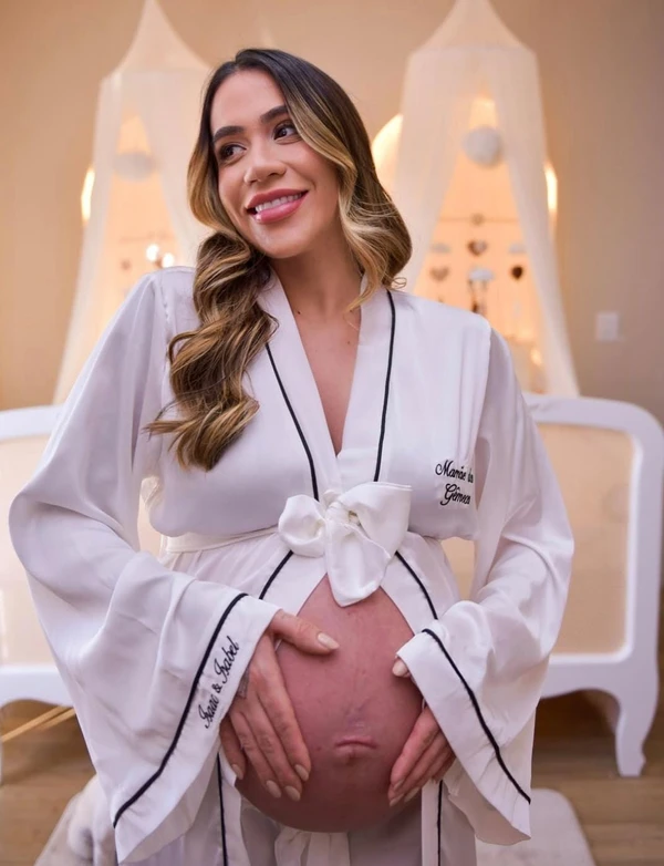 Karine Carrijo anunciou que estava grávida de gêmeos  por Reprodução/Redes Sociais 