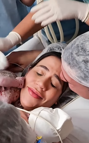 Karine Carrijos emociona web ao mostrar parto de gêmeos por Reprodução / Instagram