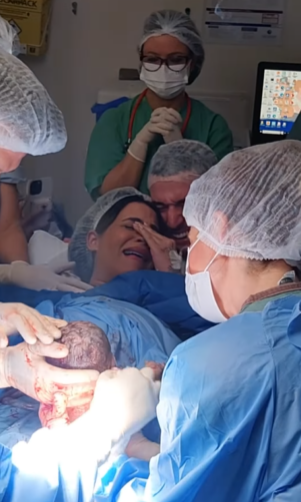 Karine Carrijos emociona web ao mostrar parto de gêmeos por Reprodução / Instagram
