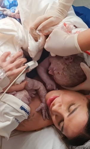 Karine Carrijos emociona web ao mostrar parto de gêmeos por Reprodução / Instagram