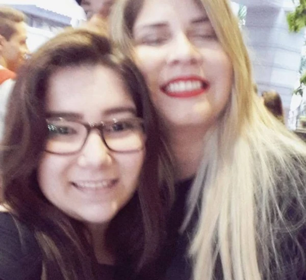 Marília Mendonça com a fã, Bruna por Reprodução