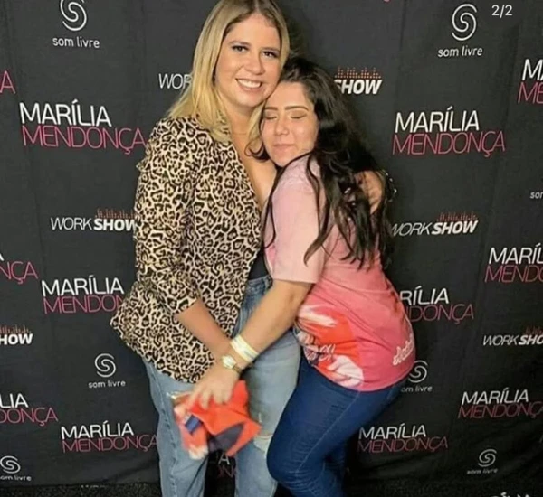 Marília Mendonça com a fã, Bruna por Reprodução