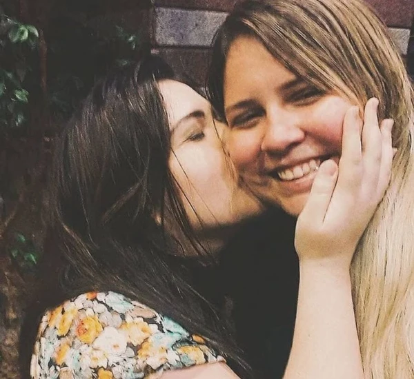 Marília Mendonça com a fã, Bruna por Reprodução