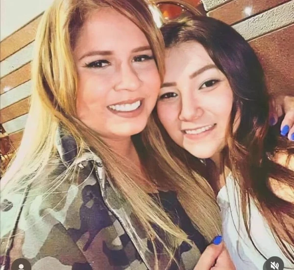 Marília Mendonça com a fã, Bruna por Reprodução