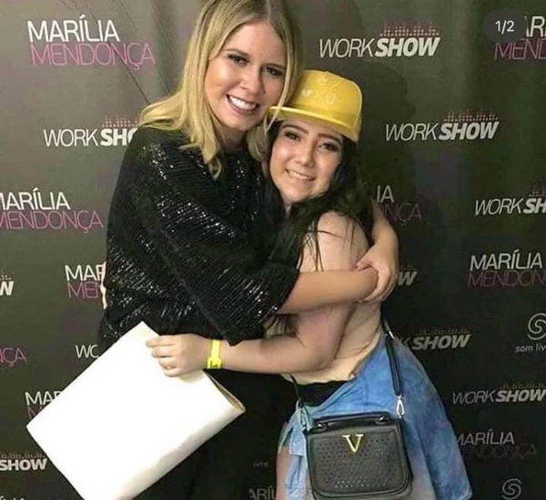 Marília Mendonça com a fã, Bruna por Reprodução