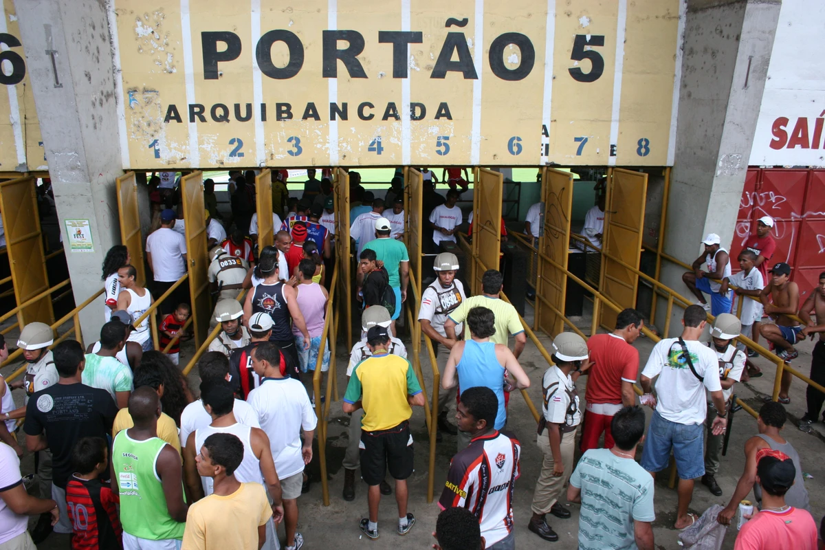 Na velha Fonte, catracas eram liberadas aos 35 minutos do 2º tempo; quem não tinha ingresso podia entrar