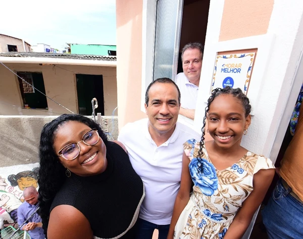 O prefeito e o secretário de Infraestrutura na casa de Crislane 