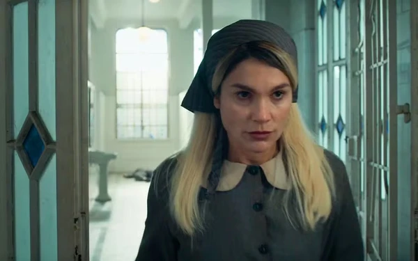 Sandra (Flávia Alessandra) foge da cadeia em Êta Mundo Melhor!