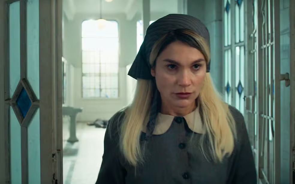 Sandra (Flávia Alessandra) foge da cadeia em Êta Mundo Melhor! por Divulgação/Globo