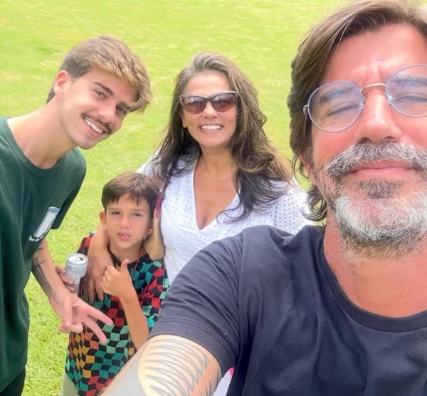 Suzana Alves e família por Reprodução
