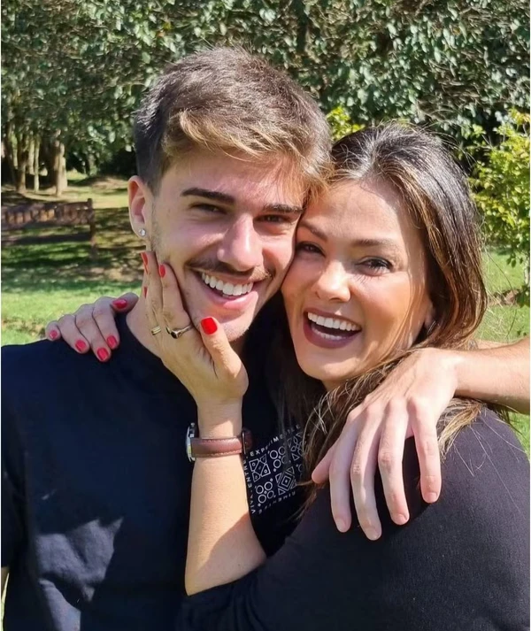Suzana Alves e família por Reprodução