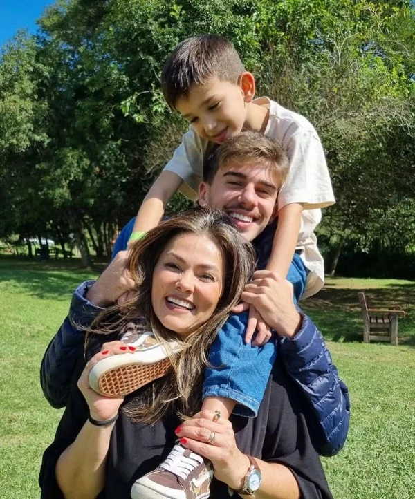Suzana Alves e família por Reprodução