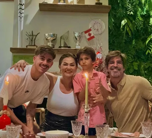 Suzana Alves e família por Reprodução