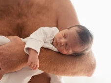 Imagem - Bebê de 10 meses sofre alterações na genitália após contato com gel de testosterona do pai