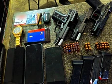 Imagem - Foragidos são presos com pistolas, munições e drogas em Santo Antônio de Jesus