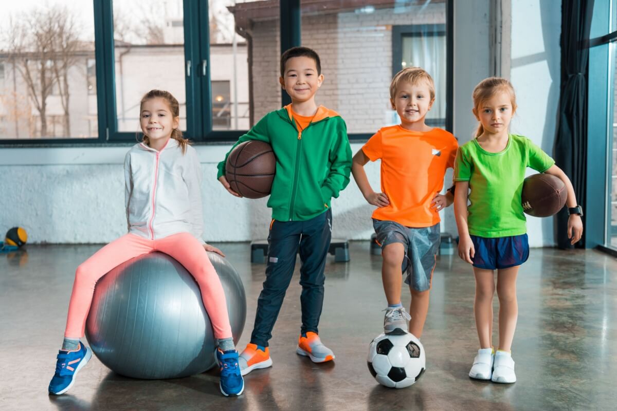 A diversidade de esportes na infância pode trazer ganhos importantes para o corpo e para a mente das crianças (Imagem: LightField Studios | Shutterstock)