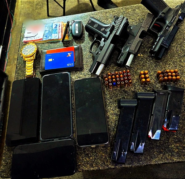 Foragidos são presos com armas e drogas em Santo Antônio de Jesus