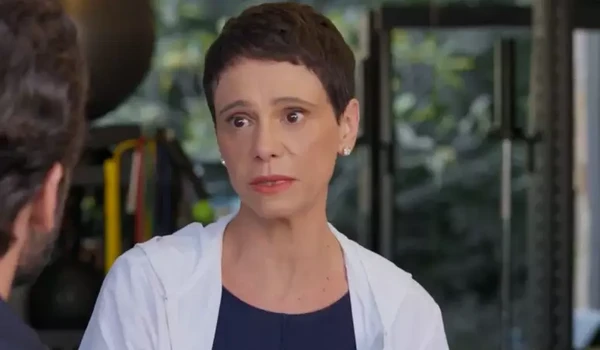 Celina confessa para Afonso que está apreensiva e teme que Ivan se separe de Heleninha por Reprodução