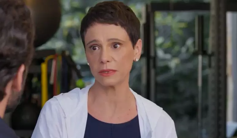 Celina confessa para Afonso que está apreensiva e teme que Ivan se separe de Heleninha por Reprodução