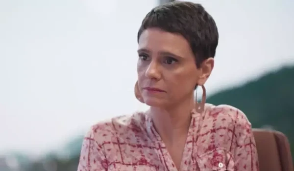 Celina ficará culpada por firmar parceria com Raquel e terá medo de reação de Heleninha por Reprodução