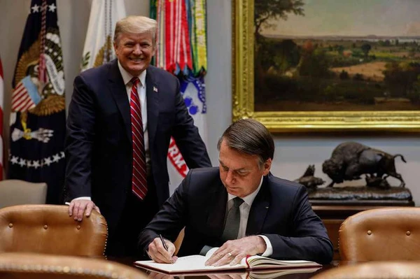 Donald Trump e Bolsonaro na Casa Branca, durante visita do brasileiro em 2019 por Alan Santos/Divulgação