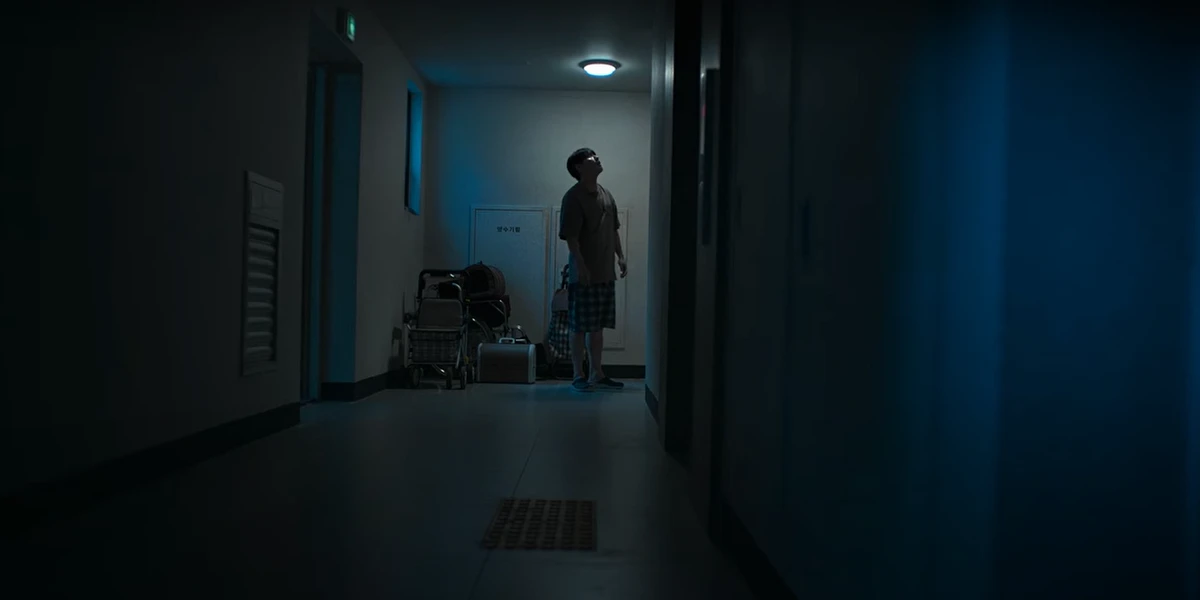 "Meus 84m²" - Filme - Disponível a partir de sexta-feira (18) na Netflix: A produção sul-coreana conta a história de um homem que compra um apartamento novo, mas logo descobre que ele está cheio de ruídos estranhos, vizinhos hostis e segredos ocultos.g por Divulgação