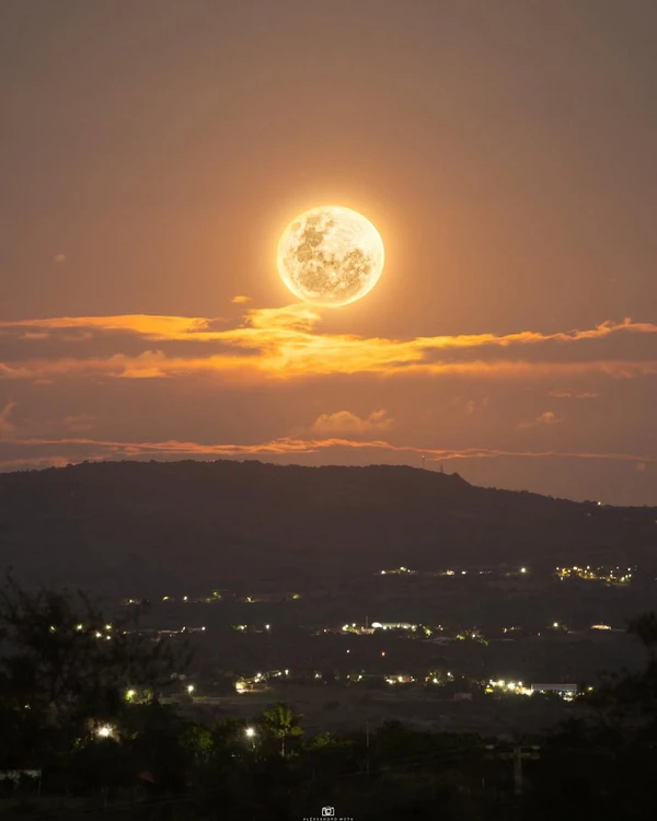 Nascer da Lua por  Alexsandro Mota