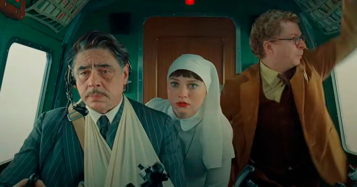 "O Esquema Fenício" - Filme - Disponível a partir deste domingo (13) no Prime Vídeo: Um acidente aéreo marca a vida do magnata Zsa-zsa Korda. Após se recuperar e voltar para casa, ele decide nomear sua filha, uma freira, como única herdeira de sua fortuna. Os dois então embarcam para consolidar um novo empreendimento  que se torna alvo de espionagem industrial, intrigas e  ataques terroristas. por Divulgação