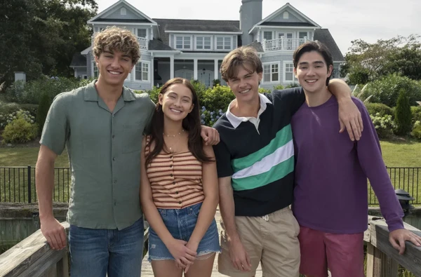"O Verão Que Mudou Minha Vida" (3ª temporada) - Série - Disponível a partir de quarta (16) no Prime Vídeo: A série traz a adolescente Belly e a confusão familiar que acontece após ela viver um triângulo amoroso com dois irmãos, seus amigos de infância e filhos da melhor amiga de sua mãe. Nesta fase, a jovem vai precisar enfrentar a oposição da família após anunciar que quer se casar.
 por Divulgação