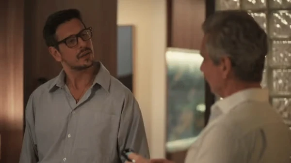 Renato cede à pressão e começa a lavar dinheiro com Marco Aurélio para salvar a Tomorrow por Reprodução