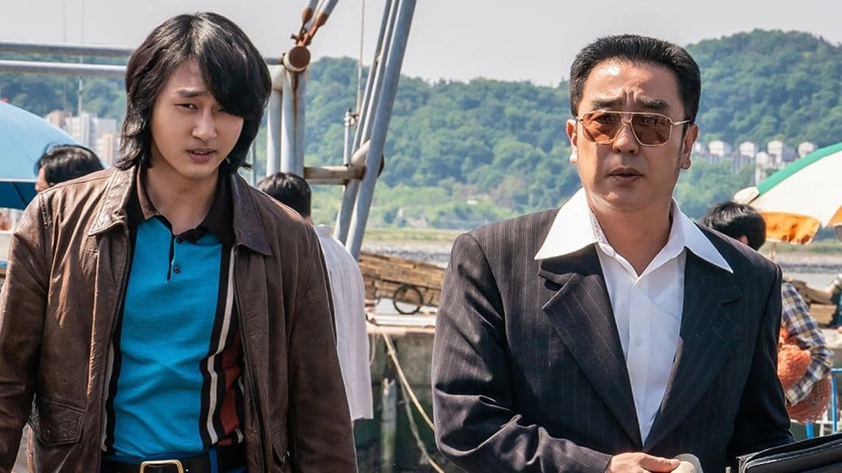 "Vida Imoral" (1ª temporada) - Série - Disponível a partir de quarta (16) no Disney+: A produção remonta o o submundo do crime da Coreia do Sul nos anos 1970 sob a perspectiva dos confrontos que aconteciam em alto mar. Boatos sobre o naufrágio de um barco chinês com uma fortuna faz um veterano golpista convencer o sobrinho a se juntar a ele em uma caçada por esse tesouro. A busca atrai também vários criminosos.  por Divulgação