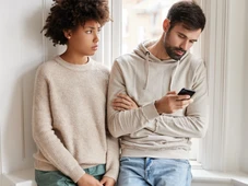 Imagem - Seu casamento corre risco? Especialistas explicam como o celular afasta casais
