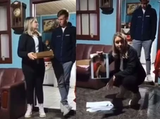 Imagem - VÍDEO: Grávida, mulher faz 'chá revelação' para expor traições do marido na frente da família