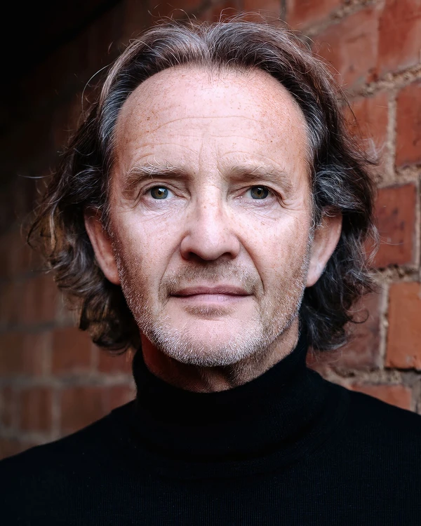 Anton Lesser como Garrick Ollivander por Divulgação