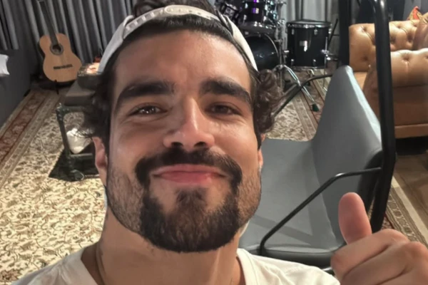 Caio Castro está em vaigem com nova namorada