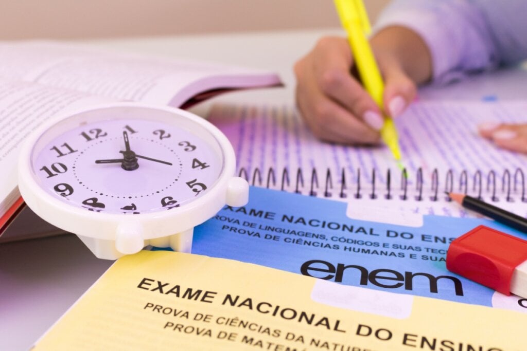 Nos simulados, treine diferentes estratégias para gerenciar o tempo na prova (Imagem: Gabriel_Ramos | Shutterstock)