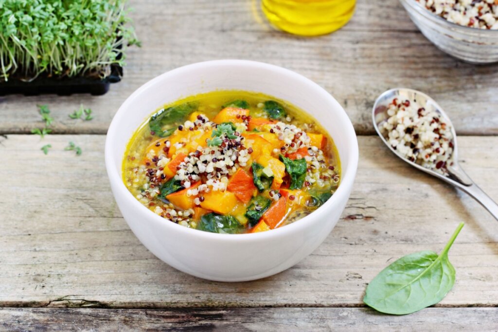 Sopa detox de abóbora com quinoa e espinafre (Imagem: Losangela | Shutterstock)